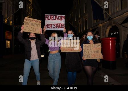 London, Großbritannien. März 2021, 16th. Frauen mit mehreren Zeichen, die lesen "das Patriarchat ist eine globale Pandemie" "Frauen schützen nicht Statuen" "Frauen Sicherheit männliche Gewalt Thema". Tausende versammelten sich auf dem Parliament Square, um das Bewusstsein für die Sicherheit von Frauen zu schärfen und gegen das PCSC-Gesetz zu protestieren. Die Polizei im Zentrum Londons nahm am Montagabend Verhaftungen vor, als Tausende von Menschen sich versammelten, um gegen die Verabschiedung eines neuen Polizeigesetzes zu protestieren und Gewalt gegen Frauen hervorzuheben. Die Polizei, Kriminalität, Verurteilung und Gerichte Gesetzentwurf wurde von zivilgesellschaftlichen Gruppen als Angriff auf einige der grundlegendsten Rechte der Citize kritisiert Stockfoto