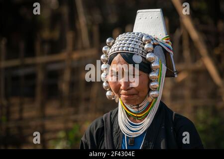 Porträt einer älteren Frau des Stammes Akha bei Kengtung, Myanmar Stockfoto