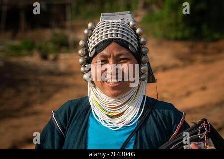 Porträt einer lächelnden erwachsenen Frau des Stammes der Akha in der Nähe von Kengtung, Myanmar Stockfoto