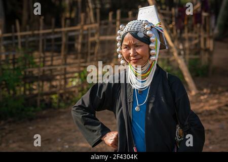 Porträt einer älteren Frau des Stammes Akha bei Kengtung, Myanmar Stockfoto