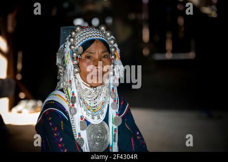 Kopfschuss der Frau des Stammes Akha in ihrem Haus, in der Nähe von Kengtung, Myanmar Stockfoto