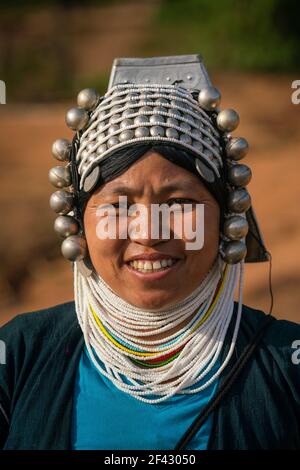 Porträt einer lächelnden erwachsenen Frau des Stammes der Akha in der Nähe von Kengtung, Myanmar Stockfoto