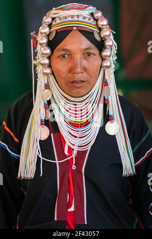 Porträt einer erwachsenen Frau des Stammes Akha bei Kengtung, Myanmar Stockfoto