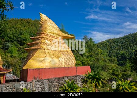 Große goldene Statue von Huhn in Ko Yin Lay Kloster, Kengtung Myanmar Stockfoto