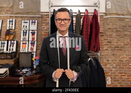 Selbstbewusster reifer Schneider im Studio Stockfoto