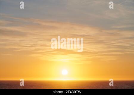 Wolkiger Sonnenuntergang Himmel über dem Meer Stockfoto