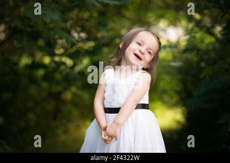 Nettes kleines Mädchen Kleinkind lachen im Freien. Stockfoto