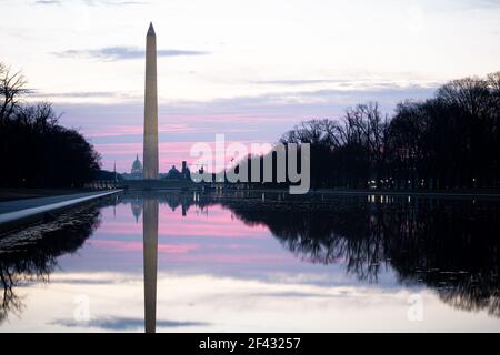 Sonnenaufgang Foto des reflektierenden Pools und der National Mall Stockfoto