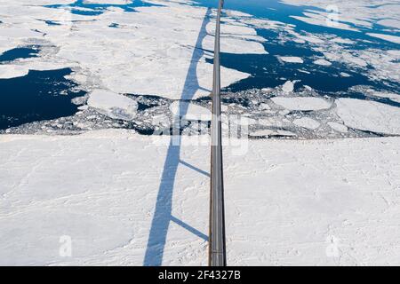 Luftaufnahme über Long Bridge und Ice Filled Bay in Kanada Stockfoto