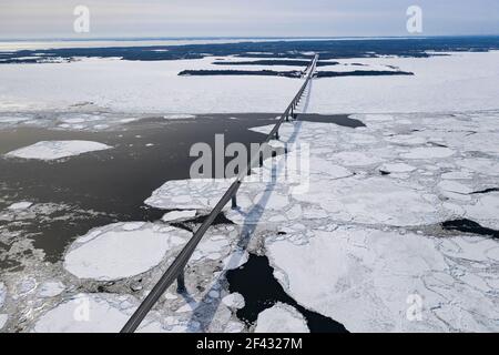 Luftaufnahme über Long Bridge und Ice Filled Bay in Kanada Stockfoto