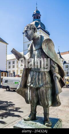 Bronzestatue von Friedrich Spee, Jesuitenpater, Professor und Dichter, bekannt als energischer Gegner von Hexenprozessen, Paderborn, Nordrhein-W. Stockfoto