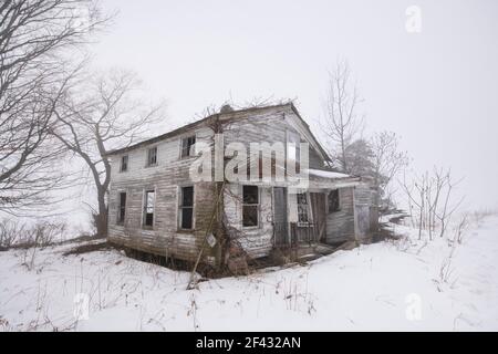 Verlassene Bauernhaus in Foggy Canadian Winter Stockfoto