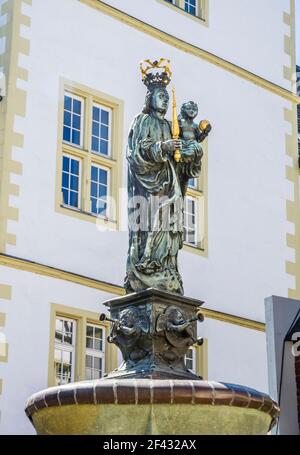 Brunnen mit Bronzestatue der Hl. Maria und Kind mit Krone und Zepter und Reichsapfel am Gymnasium Theodorianum, Paderborn, Nordrhein-Westfalen, Deutschland Stockfoto