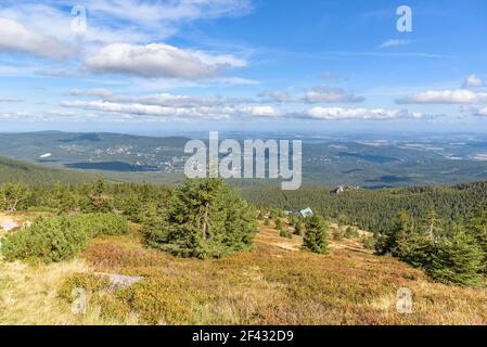 Panoramablick auf die Piste des Berges Labski Szczyt mit Unterstand Gebäude in polnischen Riesengebirgen Stockfoto