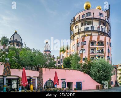 "Die Grüne Zitadelle" oder die Grüne Zitadelle von Magdeburg, ein großes, pinkfarbenes Gebäude im modernen Architekturstil, entworfen von Friedensreich Hundertgasse Stockfoto