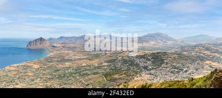 Panoramablick auf die westliche sizilianische Landschaft mit Cofano Berg aus Die antike Stadt Erice Stockfoto