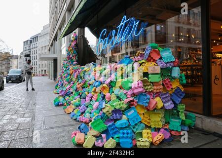 London, Großbritannien. 13. März 2021. Osterkunstinstallation vor dem Hedonismus Weine Credit: Waldemar Sikora Stockfoto