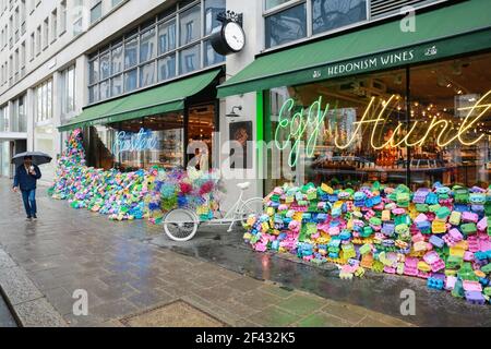 London, Großbritannien. 13. März 2021. Osterkunstinstallation vor dem Hedonismus Weine Credit: Waldemar Sikora Stockfoto