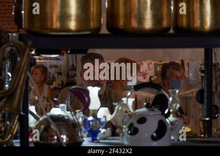 Moskau, Russland. August 2020, 09th. Ein Verkäufer hinter der Theke auf dem Markt gesehen.im Innenhof des Museums von Moskau innerhalb des Garten Ring ist der Stadt Flohmarkt, eine Fundgrube mit Ständen von Sammlern und Antiquitätenläden, die mit den Theken der gewöhnlichen Bürger, die Antiquitäten. Hier finden Sie fast alles - von antikem Porzellan, Geschirr und Dekoartikeln bis hin zu Schmuck, Postkarten, Abzeichen und Münzen. (Foto von Mihail Siergiejevicz/SOPA Images/Sipa USA) Quelle: SIPA USA/Alamy Live News Stockfoto