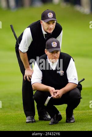 RYDER CUP 2002 BEIM GLOCKENTURM VIERER PREIS UND MCGINLEY AUF DEM 5TH GRÜNEN 28/9/2002 BILD DAVID ASHDOWN.RYDER CUP GLOCKENTURM 2002 Stockfoto