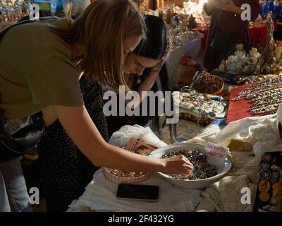 Moskau, Russland. August 2020, 09th. Frauen, die Schmuck auf einem Stand auf dem Markt betrachten.im Innenhof des Museums von Moskau im Garten Ring befindet sich der Stadt Flohmarkt, eine Fundgrube mit Ständen von Sammlern und Antiquitätenläden, die mit den Theken der gewöhnlichen Stadtbewohner, die Antiquitäten vertreten koexistieren. Hier finden Sie fast alles - von antikem Porzellan, Geschirr und Dekoartikeln bis hin zu Schmuck, Postkarten, Abzeichen und Münzen. (Foto von Mihail Siergiejevicz/SOPA Images/Sipa USA) Quelle: SIPA USA/Alamy Live News Stockfoto