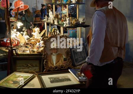 Moskau, Russland. August 2020, 09th. Spiegelung eines Mannes in einem breitkrempigen Hut im Spiegel auf einem Stand auf dem Markt.im Hof des Museums von Moskau im Garten Ring ist der Stadt Flohmarkt, Eine Fundgrube mit Sammlerständen und Antiquitätengeschäften, die mit den Theken gewöhnlicher Stadtbewohner, die Antiquitäten darstellen, koexistieren. Hier finden Sie fast alles - von antikem Porzellan, Geschirr und Dekoartikeln bis hin zu Schmuck, Postkarten, Abzeichen und Münzen. (Foto von Mihail Siergiejevicz/SOPA Images/Sipa USA) Quelle: SIPA USA/Alamy Live News Stockfoto