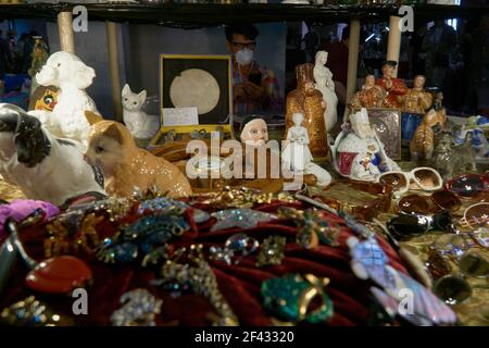 Moskau, Russland. August 2020, 09th. Ein Stall mit Schmuck auf dem Markt.im Innenhof des Museums von Moskau im Garten Ring befindet sich der Stadt Flohmarkt, eine Fundgrube mit Ständen von Sammlern und Antiquitätenläden, die mit den Theken der gewöhnlichen Stadtbewohner, die Antiquitäten vertreten koexistieren. Hier finden Sie fast alles - von antikem Porzellan, Geschirr und Dekoartikeln bis hin zu Schmuck, Postkarten, Abzeichen und Münzen. (Foto von Mihail Siergiejevicz/SOPA Images/Sipa USA) Quelle: SIPA USA/Alamy Live News Stockfoto