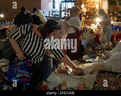 Moskau, Russland. August 2020, 09th. Frauen, die Schmuck auf einem Stand auf dem Markt betrachten.im Innenhof des Museums von Moskau im Garten Ring befindet sich der Stadt Flohmarkt, eine Fundgrube mit Ständen von Sammlern und Antiquitätenläden, die mit den Theken der gewöhnlichen Stadtbewohner, die Antiquitäten vertreten koexistieren. Hier finden Sie fast alles - von antikem Porzellan, Geschirr und Dekoartikeln bis hin zu Schmuck, Postkarten, Abzeichen und Münzen. (Foto von Mihail Siergiejevicz/SOPA Images/Sipa USA) Quelle: SIPA USA/Alamy Live News Stockfoto