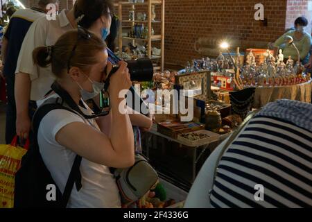 Moskau, Russland. August 2020, 09th. Ein Fotograf macht Bilder auf dem Markt.im Innenhof des Museums von Moskau im Garten Ring befindet sich der Stadt Flohmarkt, eine Schatztruhe mit Ständen von Sammlern und Antiquitätenläden, die mit den Theken der gewöhnlichen Stadtbewohner, die Antiquitäten. Hier finden Sie fast alles - von antikem Porzellan, Geschirr und Dekoartikeln bis hin zu Schmuck, Postkarten, Abzeichen und Münzen. (Foto von Mihail Siergiejevicz/SOPA Images/Sipa USA) Quelle: SIPA USA/Alamy Live News Stockfoto