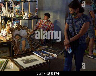 Moskau, Russland. August 2020, 09th. Eine Frau schaut in den Spiegel auf einen Stall auf dem Markt.im Innenhof des Museums von Moskau im Garten Ring ist der Stadt Flohmarkt, eine Fundgrube mit Ständen von Sammlern und Antiquitätenläden, die mit den Theken der gewöhnlichen Stadtbewohner, die Antiquitäten vertreten koexistieren. Hier finden Sie fast alles - von antikem Porzellan, Geschirr und Dekoartikeln bis hin zu Schmuck, Postkarten, Abzeichen und Münzen. (Foto von Mihail Siergiejevicz/SOPA Images/Sipa USA) Quelle: SIPA USA/Alamy Live News Stockfoto