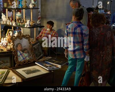 Moskau, Russland. August 2020, 09th. Eine Frau spiegelt sich im Spiegel an einem Stall auf dem Markt.im Innenhof des Museums von Moskau im Garten Ring ist der Stadt Flohmarkt, eine Fundgrube mit Ständen von Sammlern und Antiquitätenläden, die mit den Theken der gewöhnlichen Stadtbewohner, die Antiquitäten vertreten koexistieren. Hier finden Sie fast alles - von antikem Porzellan, Geschirr und Dekoartikeln bis hin zu Schmuck, Postkarten, Abzeichen und Münzen. (Foto von Mihail Siergiejevicz/SOPA Images/Sipa USA) Quelle: SIPA USA/Alamy Live News Stockfoto