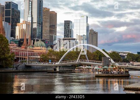 Melbourne City Centre yarra River und evan Walker Bridge Sonnenuntergang an einem Herbsttag, Skyline, Melbourne, Victoria, Australien Stockfoto