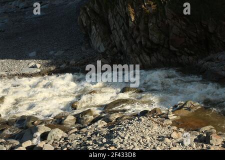 Die nationale Treuhandstelle des Heddon-Tals in seiner vollen Pracht mit dem Fluss sprudelt aus dem Meer bei Heddons Mund in North Devon, Südwesten England foll Stockfoto