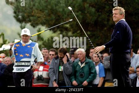 RYDER CUP 2002 AM GLOCKENTURM LETZTEN TAG MONTY WÄHREND SEIN SPIEL MIT HOCH 29/9/2002 BILD DAVID ASHDOWN.RYDER CUP GLOCKENTURM 2002 Stockfoto