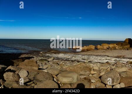 Die nationale Treuhandstelle des Heddon-Tals in seiner vollen Pracht mit dem Fluss sprudelt aus dem Meer bei Heddons Mund in North Devon, Südwesten England foll Stockfoto