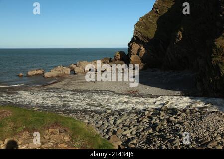 Die nationale Treuhandstelle des Heddon-Tals in seiner vollen Pracht mit dem Fluss sprudelt aus dem Meer bei Heddons Mund in North Devon, Südwesten England foll Stockfoto