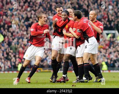 LOUIS SAHA MANN UTD V SOUTHAMPTON SAHA NACH SEINER FREIEN KICK TOR 31/1/2004 BILD DAVID ASHDOWNPREMIER LEAGUE FUSSBALL Stockfoto