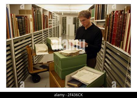 Fotografiert in der British Library Christopher Fletcher mit der Sammlung von Meary James Tambimuttu.Pic DAVID SANDISON. 24/2/2005 Stockfoto