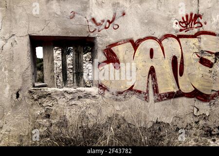 Alicante, Spanien- 18. März 2021:verlassenes Haus auf dem Land in Spanien. Graffiti an der Wand Stockfoto
