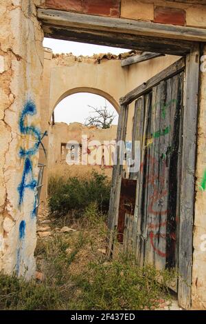 Alicante, Spanien- 18. März 2021:verlassenes Haus auf dem Land in Spanien. Graffiti an der Wand Stockfoto