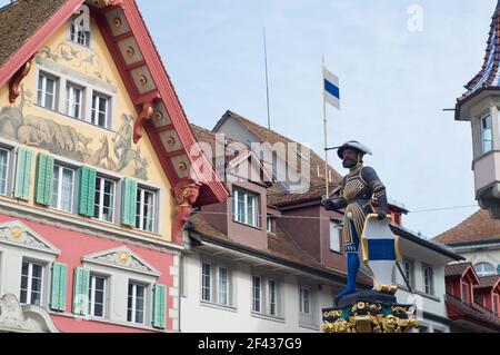 Zug, Schweiz - 26th. Februar 2021 : Blick auf den Kolibrunnen Brunnen Statue mit schönen traditionellen schweizer Gebäuden im Hintergrund befindet sich i Stockfoto