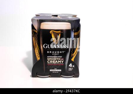 Calgary, Alberta, Kanada. 18. März 2021. Vorderansicht eines Vierpakets Guinness 440 ml Bierdosen. Stockfoto