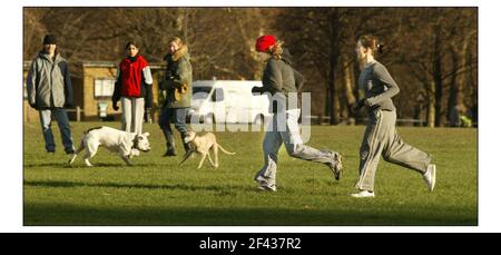 Lizzy Heathcote und Hero Brown laufen in Highbury Fields.pic David Sandison 22/12/2003 Stockfoto