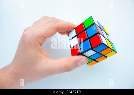 Calgary, Alberta, Kanada. 15. März 2021. Eine Person, die einen Rubik-Würfel hält. Ein 3x3 Rubik's Würfel auf weißem Hintergrund. Schwierige Aufgaben. Stockfoto