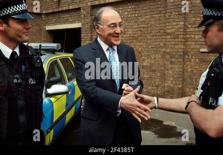 MICHAEL HOWARD BEI EINEM BESUCH IN EINEM POLIZEIHAUPTQUARTIER IN PETERBOROUGH,19. APRIL 2005 TOM PILSTON Stockfoto