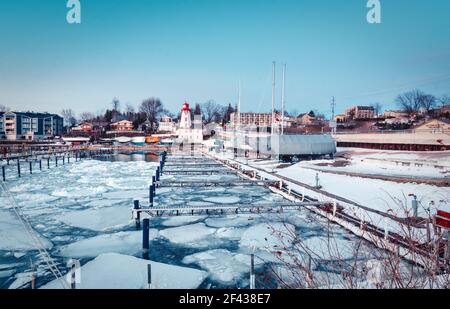 Der Leuchtturm Kincardine, erbaut 1881, ist ein Museum, mit Yachthafen und Yachten im Hafen im Winter Stockfoto