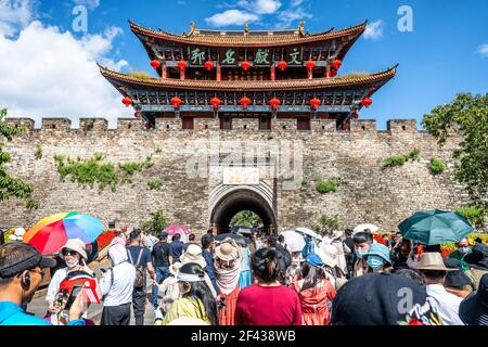 Dali China , 5 Oktober 2020 : viele Touristen vor Dali Altstadt Südtor und blauen Himmel in Dali Yunnan China Stockfoto