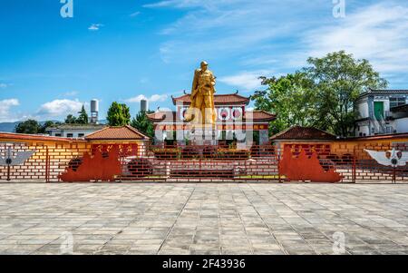 Dali China , 5 Oktober 2020 : Dali alten Stadtdenkmal für Menschen Helden und leeren Platz unter blauem Himmel in Yunnan China Stockfoto