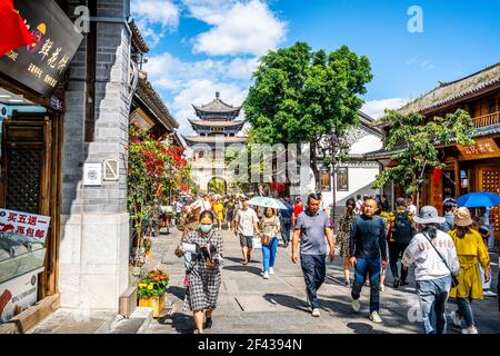 Dali China , 5. Oktober 2020 : Dali Altstadt Hauptstraße Ansicht genannt Fuxing Straße mit Menschen und Wuhua Turm im Hintergrund in Dali Yunnan China Stockfoto