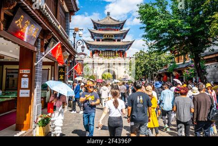 Dali China , 5. Oktober 2020 : Dali Altstadt Wuhua Lou Turm mit Menschen und sonnigen blauen Himmel in Dali Yunnan China Stockfoto